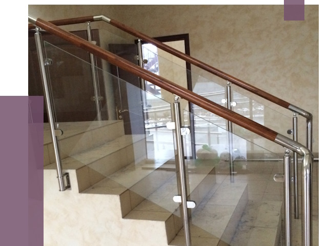 Комбинированные перила из металла и дерева в Мценске